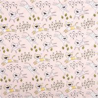 Baumwoll-Steppstoff in 1,38 Meter Breite mit verspielten Katzenmotiven auf Rosa und floralem Muster auf der Rückseite. Vielseitiger Wendestoff, ideal für Kinderdecken, Taschen oder weiche Accessoires - Vollansicht