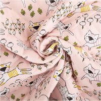 Baumwoll-Steppstoff in 1,38 Meter Breite mit verspielten Katzenmotiven auf Rosa und floralem Muster auf der Rückseite. Vielseitiger Wendestoff, ideal für Kinderdecken, Taschen oder weiche Accessoires - kunstvoll eingedreht in Falten