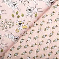 Baumwoll-Steppstoff in 1,38 Meter Breite mit verspielten Katzenmotiven auf Rosa und floralem Muster auf der Rückseite. Vielseitiger Wendestoff, ideal für Kinderdecken, Taschen oder weiche Accessoires - beidseitige Ansicht