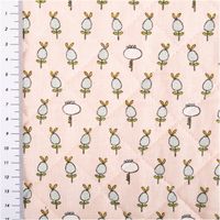 Baumwoll-Steppstoff in 1,38 Meter Breite mit verspielten Katzenmotiven auf Rosa und floralem Muster auf der Rückseite. Vielseitiger Wendestoff, ideal für Kinderdecken, Taschen oder weiche Accessoires - mit Massband