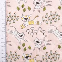 94665-Steppstoff-Baumwolle-Wendestoff-Katzen-Blumen-rosa-1-38m-Breite-IMG-3014.jpg Baumwoll-Steppstoff in 1,38 Meter Breite mit verspielten Katzenmotiven auf Rosa und floralem Muster auf der Rückseite. Vielseitiger Wendestoff, ideal für Kinderdecken, Taschen oder weiche Accessoires - mit Massband