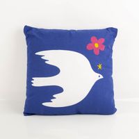 Stilvolles Dekokissen (50x50 cm) in kräftigem Blau mit weißem Vogel-Motiv und verspielten Akzenten. Das schlichte, moderne Design bringt eine friedliche und freundliche Atmosphäre in jeden Wohnraum - Vollansicht