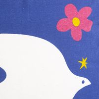 Stilvolles Dekokissen (50x50 cm) in kräftigem Blau mit weißem Vogel-Motiv und verspielten Akzenten. Das schlichte, moderne Design bringt eine friedliche und freundliche Atmosphäre in jeden Wohnraum - Nahaufnahme