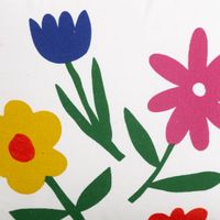 Fröhliches Dekokissen (45x45 cm) mit buntem Blumen-Motiv auf weißem Grund. Die illustrativen Blüten in Blau, Gelb, Rosa und Orange bringen frische Farbakzente und eine lebendige Atmosphäre in Ihren Wohnraum - Nahaufnahme