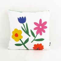 94675-Dekokissen-Blumen-weiss-bunt-gruen-45x45cm--IMG-3123.jpg Fröhliches Dekokissen (45x45 cm) mit buntem Blumen-Motiv auf weißem Grund. Die illustrativen Blüten in Blau, Gelb, Rosa und Orange bringen frische Farbakzente und eine lebendige Atmosphäre in Ihren Wohnraum - Vollansicht