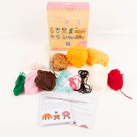 Häkelset „Happy Boulangerie" zum Selbermachen – DIY-Set mit Anleitungen für drei süße Figuren: Croissant, Muffin und Donut mit witzigen Gesichtern und Beinchen - Vollansicht
