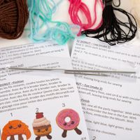 Häkelset „Happy Boulangerie" zum Selbermachen – DIY-Set mit Anleitungen für drei süße Figuren: Croissant, Muffin und Donut mit witzigen Gesichtern und Beinchen - mit Anleitung