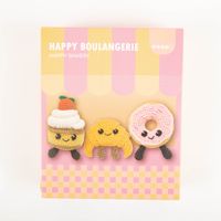 94676-Haekelset-Croissant-Muffin-und-Donut-DIY-Set-IMG-4397.jpg Häkelset Happy Boulangerie – DIY-Set mit Anleitungsheft für drei süße Amigurumi-Figuren: Muffin, Croissant und Donut mit Gesichtern und Beinchen, verspielt-charmant für Häkelbegeisterte jeden Levels - Vollansicht