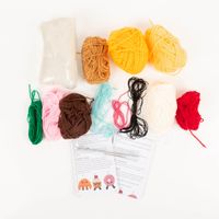 94676-Haekelset-Croissant-Muffin-und-Donut-DIY-Set-IMG-4401.jpg Häkelset „Happy Boulangerie" zum Selbermachen – DIY-Set mit Anleitungen für drei süße Figuren: Croissant, Muffin und Donut mit witzigen Gesichtern und Beinchen - von oben