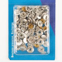 94678-Prym-Naehfrei-Druckknoepfe-8-mm-silber-Mini-20-Stueck-Nachfuellpackung-rostfrei--IMG-4377.jpg Prym Mini Druckknöpfe Nachfüllpackung, 8 mm, silber, 20 Stück – rostfreie Metalldruckknöpfe in transparenter Blister-Box auf blauer Karte, kompakte Einzelteile für einfache nähfreie Verarbeitung - Nahaufnahme