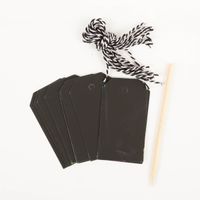 Rico Design Paper Poetry Kratzpapier-Anhänger, 12 Stück – schwarze Geschenkanhänger mit Regenbogen-Kratzeffekt, Baumwollkordel und Aufschriften wie „Für Dich" und „Thank You", kreativ und stilvoll - Nahaufnahme