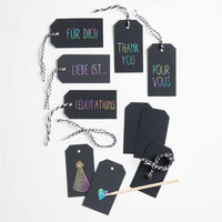 Rico Design Paper Poetry Kratzpapier-Anhänger, 12 Stück – schwarze Geschenkanhänger mit Regenbogen-Kratzeffekt, Baumwollkordel und Aufschriften wie „Für Dich" und „Thank You", kreativ und stilvoll - Detailansicht