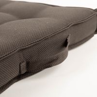 Outdoor-Matratzenkissen, 45x45x12 cm – üppig gefülltes Sitzkissen in dunklem Graubraun mit feiner Strukturoberfläche, Steppung, umlaufendem Rahmen und praktischem Tragegriff, robust und wetterfest - Nahaufnahme