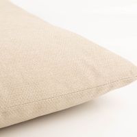 94688-Outdoor-Kissen-wasserabweisend-Struktur-uni-Natur-50x50cm--IMG-3995.jpg Wasserabweisendes Outdoor-Kissen 50x50 cm in warmem Naturton mit feiner Leinenoptik-Struktur – schlicht, hochwertig und ein natürlicher Blickfang auf Terrasse oder Balkon - Nahaufnahme