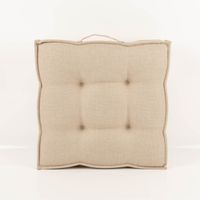 Outdoor-Matratzenkissen, 45x45x12 cm – üppig gefülltes Sitzkissen in warmem Naturton mit grober Leinenstruktur, klassischer Steppung mit Knöpfen, welligem Rand und praktischem Tragegriff oben - Vollansicht