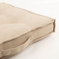 Outdoor-Matratzenkissen, 45x45x12 cm – üppig gefülltes Sitzkissen in warmem Naturton mit grober Leinenstruktur, klassischer Steppung mit Knöpfen, welligem Rand und praktischem Tragegriff oben - Nahaufnahme