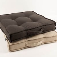 Outdoor-Matratzenkissen, 45x45x12 cm – üppig gefülltes Sitzkissen in warmem Naturton mit grober Leinenstruktur, klassischer Steppung mit Knöpfen, welligem Rand und praktischem Tragegriff oben - in Szene gesetzt