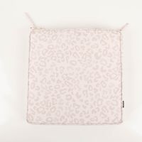 Outdoor-Sitzkissen mit Bindebändern, 40x40x5 cm – wasserabweisendes Kissen in Ecru-Natur mit zartem Leoparden-Print in cremigen Beigetönen, formstabil und stilvoll-dezent für Balkon und Terrasse - Vollansicht