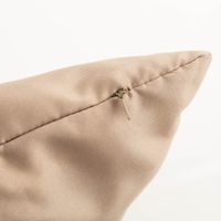Großes wasserabweisendes Outdoor-Kissen 80x80 cm in uni Natur-Taupe mit glatter, leicht glänzender Oberfläche – zeitlos warm und vielseitig für Terrasse, Balkon oder Gartenlounge - Detailaufnahme