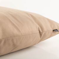 94695-Outdoor-Kissen-Uni-natur-taupe-wasserabweisend-80x80cm--IMG-3701.jpg Großes wasserabweisendes Outdoor-Kissen 80x80 cm in uni Natur-Taupe mit glatter, leicht glänzender Oberfläche – zeitlos warm und vielseitig für Terrasse, Balkon oder Gartenlounge - nahaufnahme
