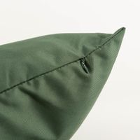 Großes wasserabweisendes Outdoor-Kissen 80x80 cm in uni Grün mit glatter, leicht glänzender Oberfläche – ein satter Farbakzent für Terrasse, Balkon oder Gartenlounge - Detailaufnahme
