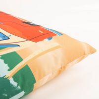 Outdoor-Kissen Beach Camper, 40x60 cm – wasserabweisendes Rechteckkissen mit buntem Retro-Motiv: roter Bulli mit Surfbrettern, Palmen und Sonnenuntergang, sommerlich-lebhaft für Balkon und Terrasse - Nahaufnahme