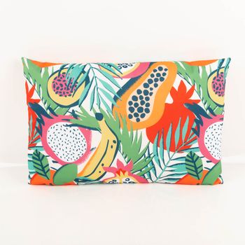 Outdoor-Kissen Frutti, 40x60 cm – wasserabweisendes Rechteckkissen mit farbenfrohem Tropical-Print: Papaya, Drachenfrucht, Banane und Palmblätter in leuchtendem Orange, Grün, Pink und Gelb - Vollansicht