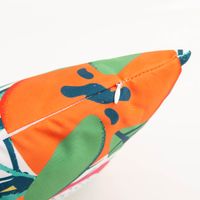 Outdoor-Kissen Frutti, 40x60 cm – wasserabweisendes Rechteckkissen mit farbenfrohem Tropical-Print: Papaya, Drachenfrucht, Banane und Palmblätter in leuchtendem Orange, Grün, Pink und Gelb - Detailaufnahme