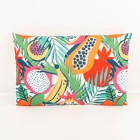 94698-Outdoor-Kissen-Frutti-Fruechte-weiss-bunt-wasserabweisend-40x60cm--IMG-3863.jpg Outdoor-Kissen Frutti, 40x60 cm – wasserabweisendes Rechteckkissen mit farbenfrohem Tropical-Print: Papaya, Drachenfrucht, Banane und Palmblätter in leuchtendem Orange, Grün, Pink und Gelb - Vollansicht