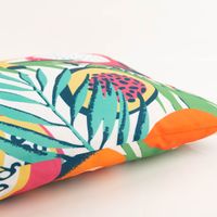 94698-Outdoor-Kissen-Frutti-Fruechte-weiss-bunt-wasserabweisend-40x60cm--IMG-3867.jpg Outdoor-Kissen Frutti, 40x60 cm – wasserabweisendes Rechteckkissen mit farbenfrohem Tropical-Print: Papaya, Drachenfrucht, Banane und Palmblätter in leuchtendem Orange, Grün, Pink und Gelb - Nahaufnahme