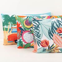 94698-Outdoor-Kissen-Frutti-Fruechte-weiss-bunt-wasserabweisend-40x60cm--IMG-3871.jpg Outdoor-Kissen Frutti, 40x60 cm – wasserabweisendes Rechteckkissen mit farbenfrohem Tropical-Print: Papaya, Drachenfrucht, Banane und Palmblätter in leuchtendem Orange, Grün, Pink und Gelb - in Szene gesetzt