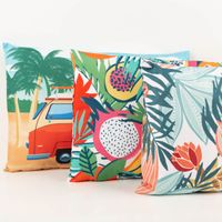 94698-Outdoor-Kissen-Frutti-Fruechte-weiss-bunt-wasserabweisend-40x60cm--IMG-3873.jpg Outdoor-Kissen Frutti, 40x60 cm – wasserabweisendes Rechteckkissen mit farbenfrohem Tropical-Print: Papaya, Drachenfrucht, Banane und Palmblätter in leuchtendem Orange, Grün, Pink und Gelb - mit weiteren Stoffen praesentiert