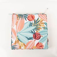 Outdoor-Sitzkissen mit Bindebändern, 40x40x5 cm – wasserabweisendes Kissen auf weißem Grund mit großflächigem Tropical-Print in Koralle, Petrol, Rot und Ocker, formstabil und farbenfroh für den Garten - Vollansicht