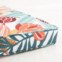 Outdoor-Sitzkissen mit Bindebändern, 40x40x5 cm – wasserabweisendes Kissen auf weißem Grund mit großflächigem Tropical-Print in Koralle, Petrol, Rot und Ocker, formstabil und farbenfroh für den Garten - nahaufnahme