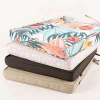 Outdoor-Sitzkissen mit Bindebändern, 40x40x5 cm – wasserabweisendes Kissen auf weißem Grund mit großflächigem Tropical-Print in Koralle, Petrol, Rot und Ocker, formstabil und farbenfroh für den Garten - mit weiteren Stoffen praesentiert