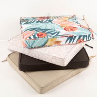 94700-Outdoor-Sitzkissen-mit-Bindebaendern-Blaetter-Blumen-Weiss-Bunt-wasserabweisend-40x40x5cm-IMG-3775.jpg Outdoor-Sitzkissen mit Bindebändern, 40x40x5 cm – wasserabweisendes Kissen auf weißem Grund mit großflächigem Tropical-Print in Koralle, Petrol, Rot und Ocker, formstabil und farbenfroh für den Garten - in Szene gesetzt