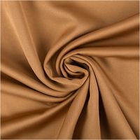 Royal Micro Satin Meterware in warmem Camel-Braun, 1,40 m breit – seidig glatte Oberfläche mit sattem Glanz im goldbraunen Ton, als Rolle fotografiert, edel-zeitlos und vielseitig kombinierbar - kunstvoll eingedreht in Falten