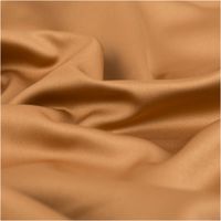 94717-Royal-Micro-Satin-Stoff-Meterware-camel-braun-1-40m-Breite-IMG-4089.jpg Royal Micro Satin Meterware in warmem Camel-Braun, 1,40 m breit – seidig glatte Oberfläche mit sattem Glanz im goldbraunen Ton, als Rolle fotografiert, edel-zeitlos und vielseitig kombinierbar - stilvoll drapiert