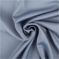 Royal Micro Satin Meterware in gedämpftem Jeansblau, 1,40 m breit – glatte, seidig glänzende Oberfläche im kühlen Graublau-Ton, als Rolle fotografiert, zeitlos schlicht und vielseitig einsetzbar - kunstvoll eingedreht in Falten