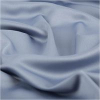 94718-Royal-Micro-Satin-Stoff-Meterware-jeansblau-1-40m-Breite-IMG-4036.jpg Royal Micro Satin Meterware in gedämpftem Jeansblau, 1,40 m breit – glatte, seidig glänzende Oberfläche im kühlen Graublau-Ton, als Rolle fotografiert, zeitlos schlicht und vielseitig einsetzbar - stilvoll drapiert