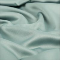 Royal Micro Satin Meterware in dunklem Mintgrün, 1,40 m breit – seidig glatte Oberfläche mit sanftem Glanz und kühler Tiefenwirkung, als Rolle fotografiert, stilvoll für Mode und Heimtextilien - stilvoll drapiert