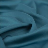 94720-Royal-Micro-Satin-Stoff-Meterware-Petrolblau-1-40m-Breite-IMG-4028.jpg Royal Micro Satin Meterware in sattem Petrolblau, 1,40 m breit – glatte, seidig schimmernde Oberfläche im kräftigen Blau-Grün-Ton, als Rolle fotografiert, ausdrucksstark und edel kombinierbar - stilvoll drapiert