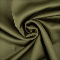 94723-Royal-Micro-Satin-Stoff-Meterware-Jaegergruen-1-40m-Breite-IMG-3946.jpg Royal Micro Satin Meterware in sattem Jägergrün, 1,40 m breit – geschmeichelt glatte, leicht schimmernde Oberfläche in unifarbenem Olivton, als Rolle fotografiert, elegant und vielseitig einsetzbar - kunstvoll eingedreht in Falten