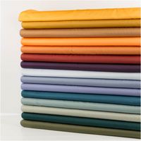 94725-Royal-Micro-Satin-Stoff-Meterware-rost-1-40m-Breite-IMG-4112.jpg Royal Micro Satin Meterware in warmem Rostton, 1,40 m breit – seidig glatte Oberfläche mit sattem Glanz im lebhaften Orange-Braun, als Rolle fotografiert, herb-warm und ausdrucksstark kombinierbar - seitliche Ansicht der praesentierten Stoffe