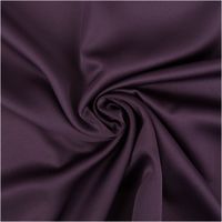 Royal Micro Satin Meterware in tiefem Aubergine, 1,40 m breit – seidig glatte Oberfläche mit sattem Glanz im dunklen Rotviolett-Ton, als Rolle fotografiert, opulent und ausdrucksstark zugleich - kunstvoll eingedreht in Falten