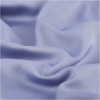 94728-Royal-Micro-Satin-Stoff-Meterware-lavendel-1-40m-Breite-IMG-4021.jpg Royal Micro Satin Meterware in zartem Lavendel, 1,40 m breit – samtig glatte Oberfläche mit feinem Glanz im kühlen Blau-Lila-Ton, als Rolle fotografiert, romantisch und vielseitig kombinierbar - stilvoll drapiert