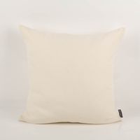 Kissen Outdoor-Kissenhülle in Ecru-Weiß mit wetterfester, weicher Struktur und dezentem SCHÖNER LEBEN.-Label.