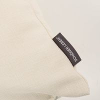 Kissen Nahaufnahme der Outdoor-Kissenhülle in Ecru-Weiß mit SCHÖNER LEBEN.-Label und Stoffstruktur.