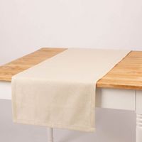 Tischläufer in Beige, glatt ausgebreitet auf Holztisch, zeigt feine Webstruktur und elegante Wirkung.