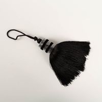 94748-Hochwertige-Quaste-12cm-in-seidiger-Optik-mit-Aufhaengekordel-schwarz-94748-1.jpg Schwarze Dekoquaste mit seidigem Glanz und silberfarbenen Zierelementen an der Aufhängekordel
